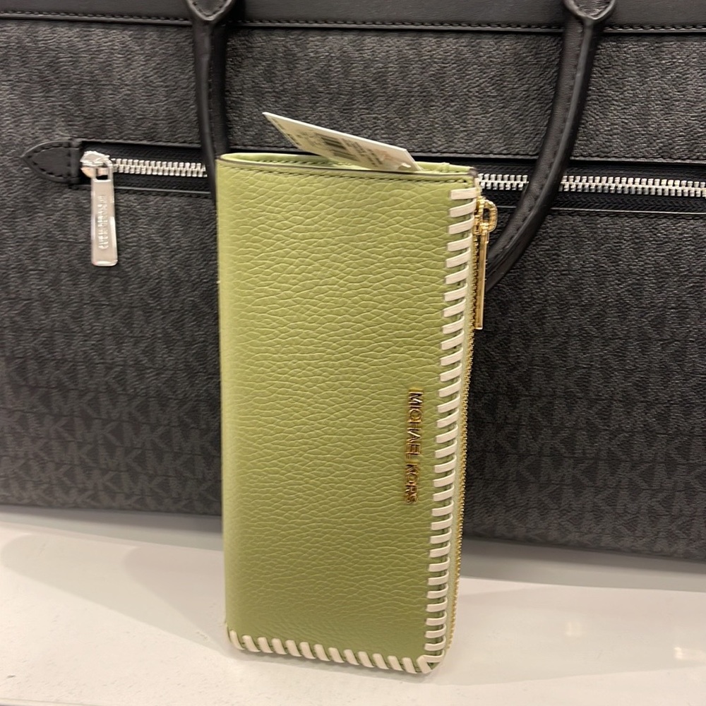 Michael Kors Jet Set Travel Large Pebble Leather Quarter-Zip Wallet
NWT - Picture 9 of 16